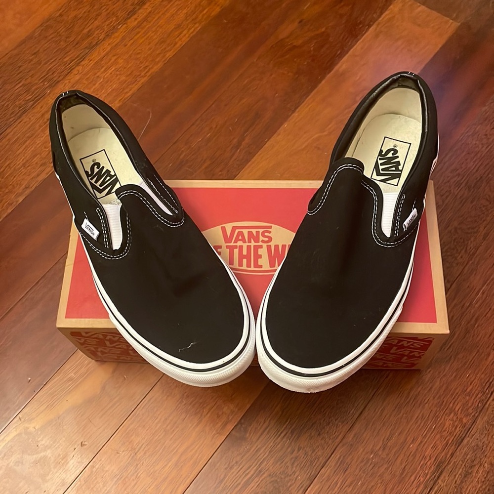 i am selling a pair of vans, they are black with white lining